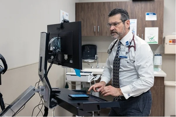 微軟以生成式人工智能革新醫療：推動無人診所與健康監測