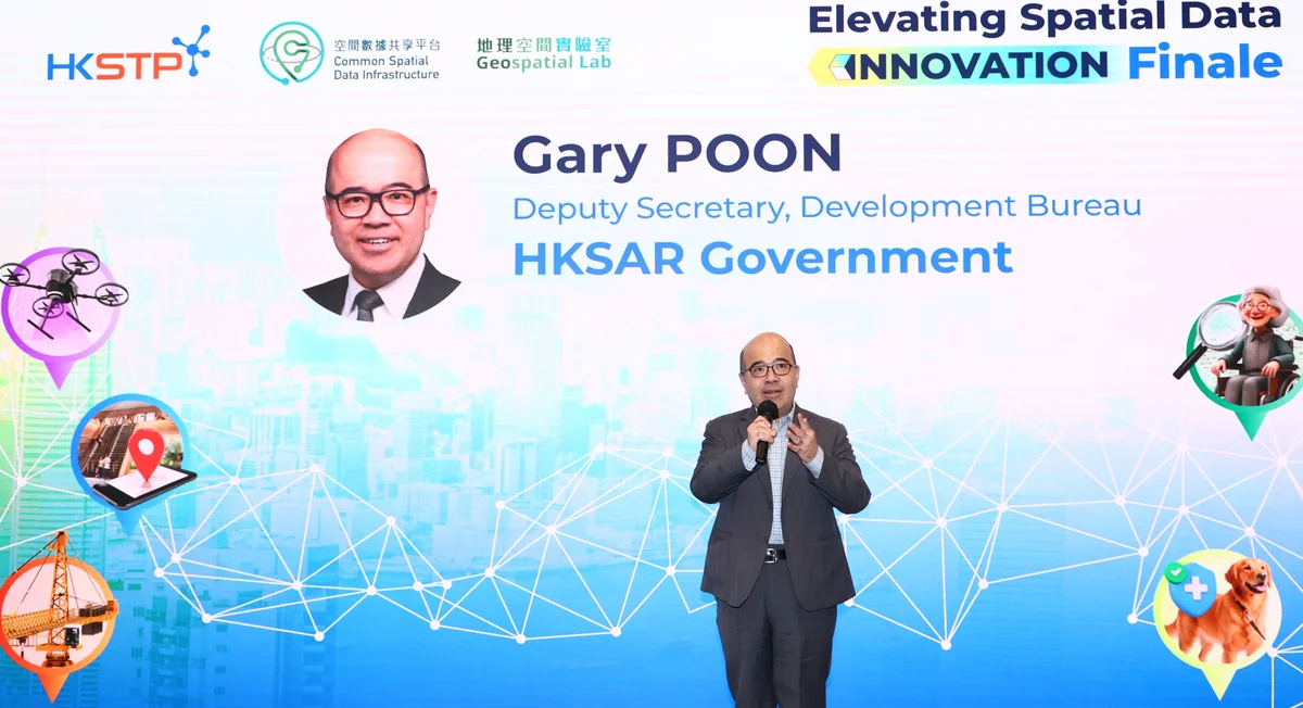 「Elevating Spatial Data Innovation」計劃決賽及頒獎禮現場,發展局副秘書長（規劃及地政）潘偉榮先生在閉幕辭中強調，空間數據應用潛力無窮，未來將推動這一生態圈拓展至更多領域，實現「惠及所有人、由所有人共同推動」（For All and By All）的願景。
