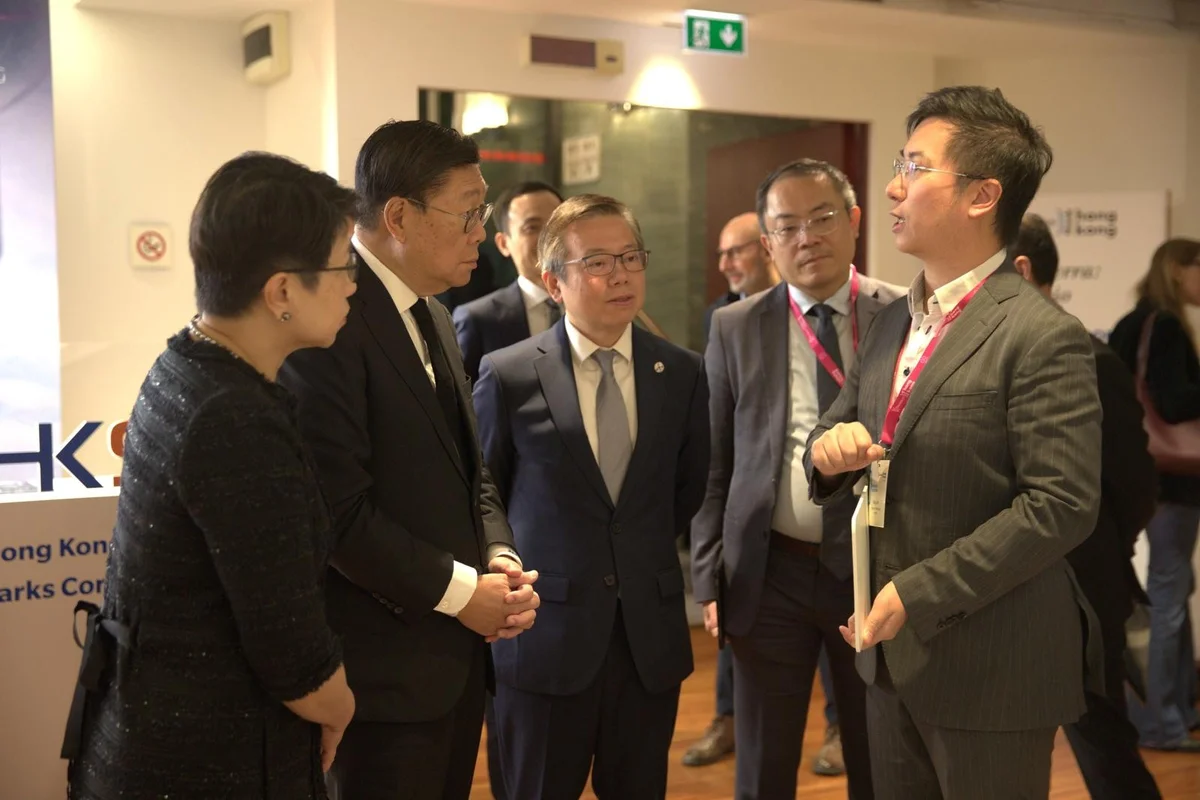 香港貿易發展局主席馬時亨教授與黃秉修一同參觀展區，深入了解園區企業在人工智能、生命健康和智慧城市領域的創新成果。