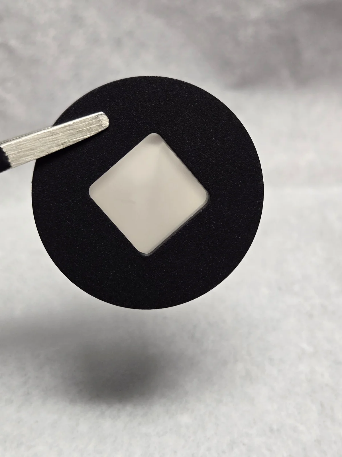 港大團隊展示其創新性鑽石薄膜技術成果，圖中為研發的超平整、柔韌性鑽石晶圓樣品。